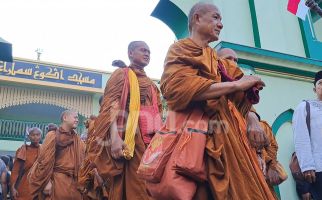 Kala Bhikkhu Thudong Singgah di Masjid Agung Semarang: Wujud Persaudaraan Lintas Iman - JPNN.com