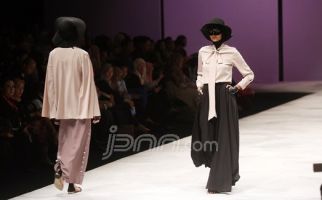 8 Desainer Pamerkan Koleksi di Indonesia Fashion Week - JPNN.com