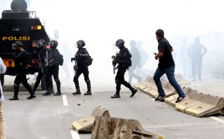Kombes Sambodo Diserang Massa, AKP Rudy Dipukul, Ada Polisi Disiram Bensin - JPNN.com