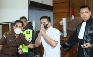 Tegang, Richard Eliezer dan Tim Penasihat Hukum Saling Berangkulan, Menundukkan Kepala - JPNN.com