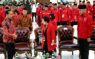 Heboh Jokowi Puji Ganjar Pas Rakernas III PDIP, Hasto: Semua Tepuk Tangan Meriah - JPNN.com