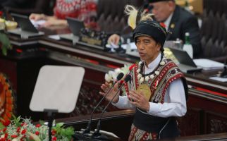 Busana Tanimbar yang Dipakai Jokowi Punya Pesan Hati-Hati - JPNN.com