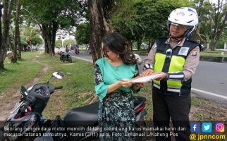 Emak-Emak Tak Pakai Helm Siap Dicegat Pak Polisi - JPNN.com
