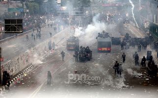 Demo di Sekitar Gedung DPR Memanas, Polisi Tembakkan Gas Air Mata - JPNN.com