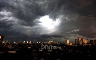 Peringatan Dini BMKG: Cuaca Buruk Melanda Jabodebek Malam Ini, Berikut Lokasinya - JPNN.com