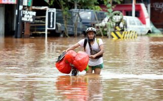 4 Kiat Bertahan di Tengah Arus Deras Saat Banjir - JPNN.com