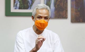 Bupati Banjarnegara Memperbaiki Jalan Rusak dengan Uang Pribadinya, Begini Respons Pak Ganjar - JPNN.com