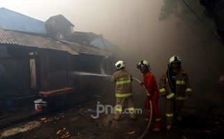 Kebakaran Empat Rumah di Klender Diduga dari Korsleting - JPNN.com