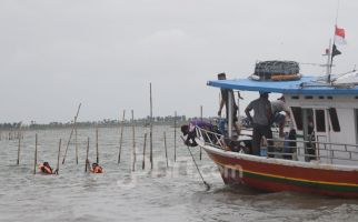 Nelayan Sukawali Tak Masalah Ada Pagar Laut di Kampungnya - JPNN.com