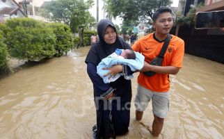 Detik-Detik Banjir Bekasi, Terlalu Tinggi, Ganas, Menakutkan - JPNN.com