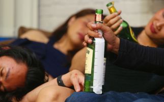 3 Cara Mengatasi Sakit Tenggorokan Setelah Minum Alkohol - JPNN.com