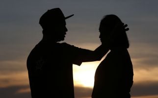 5 Alasan Pria Lebih Tua Suka Menjalin Hubungan Asmara dengan Wanita Lebih Muda - JPNN.com