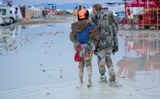 Dunia Hari Ini: Festival Burning Man Berubah Jadi Bencana Banjir Lumpur - JPNN.com