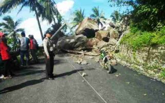 Tebing Batu Longsor di Pesbar, Jalinbar Macet Total - JPNN.com