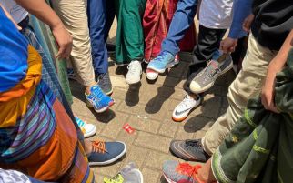 Tim Anti-Nyeker Berbagi 400 Pasang Sepatu ke Panti Asuhan - JPNN.com