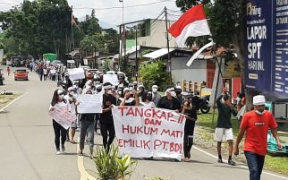 Ratusan Massa Desak Kapolda Sulut Tangkap Aktor Intelektual Tewasnya Warga Desa Toruakat - JPNN.com