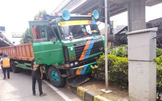 Truk Tronton Senggol Sepeda Motor di Jaktim, Lihat yang Terjadi - JPNN.com