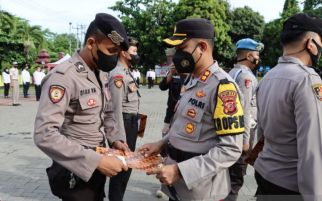 Aksi Bripda Sandi Bagus Menyelamatkan Ibu Hamil yang Terjebak Macet Diganjar Penghargaan - JPNN.com