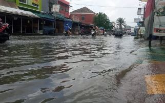 Sampai Sekarang Banjir di Tegal Alur Jakbar Belum Juga Surut, Warga Ogah Mengungsi - JPNN.com