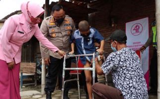 AKBP Budi Beri Bantuan Kaki Palsu untuk Bocah Penderita Kanker Tulang - JPNN.com