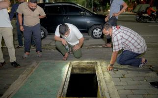 Bobby Nasution Periksa Kondisi Got di Lapangan Merdeka, Lihat - JPNN.com