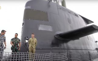 Keren, Jenderal Andika ‘Menjelajahi’ HMAS Waller, Kapal Selam Canggih Angkatan Laut Australia  - JPNN.com