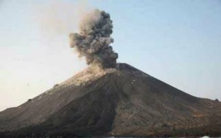 Lihat, Gunung Anak Krakatau Keluarkan Asap, Pemudik Diminta Waspada - JPNN.com