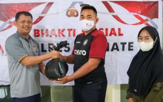 Polisi Bagikan Sembako BBM kepada Guru Mengaji di Ternate - JPNN.com
