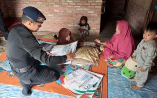 Kisah Guru Honorer di Pekanbaru Menyambi Berjualan Es, Brimob Bergerak - JPNN.com