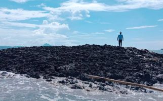 Penampakan Pulau Baru di Tanimbar Pascagempa, Batu Bercampur Lumpur Hitam - JPNN.com