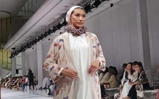 Loh, Kok Ada Kurir JNE Nongol di Fashion Show Itang Yunasz? - JPNN.com