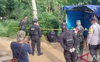 Unit Jibom Satbrimob Polda Maluku Memusnahkan Bom Militer Jenis Proyektil - JPNN.com