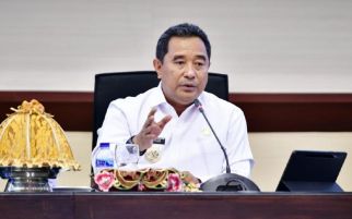 Gerakan Menanam Pisang, Pj Gubernur Sulsel Bahtiar Menggandeng OJK - JPNN.com