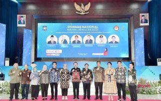 Rektor Hadi Gelorakan Sistem Pelayanan Berbasis Elektronik di Seminar Nasional IPDN  - JPNN.com