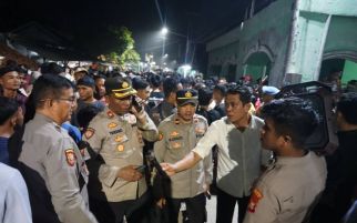 Detik-Detik Pelaku Pencabulan Dievakuasi dari Pesantren di Bekasi - JPNN.com