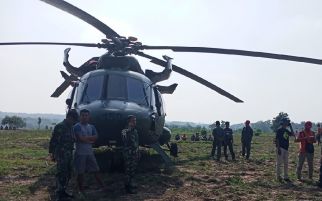 Oli Bocor, Helikopter TNI AD Mendarat Darurat di Persawahan Blora - JPNN.com