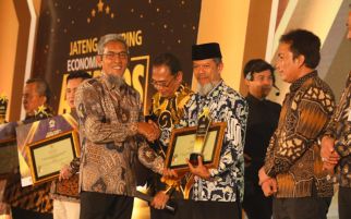 Sukses Kendalikan Inflasi, 12 Daerah Terima Penghargaan 'Jateng Inspiring Economic Effort Award 2024' - JPNN.com