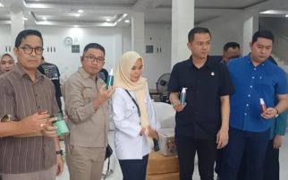 Menindaklanjuti Laporan Masyarakat, DPRD Palembang Sidak Gudang Daviena Skincare - JPNN.com