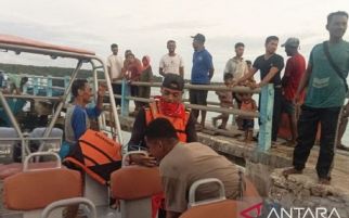 Tim SAR Evakuasi 5 Penumpang Perahu yang Mati Mesin di Tanjung Borang Maluku - JPNN.com