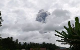 Gunung Ibu Kembali Erupsi, Semburkan Abu Vulkanik Setinggi 1.500 Meter - JPNN.com