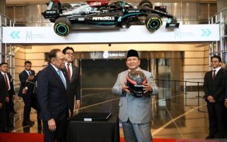 Anwar Ibrahim Tertawa Saat Prabowo Berseloroh Meminta Mobil F1 - JPNN.com