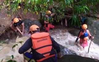 Seorang Anak Hilang Terseret Arus Sungai di Flotim, Tim SAR Lakukan Pencarian - JPNN.com