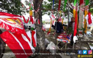 Manisnya Omzet Berjualan Bendera Jelang HUT Indonesia, Sehari Rp 15 Juta - JPNN.com