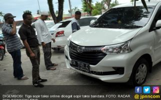 PNS Jadi Sopir Taksi Online, Tepergok di Bandara, Ban Digembosi - JPNN.com