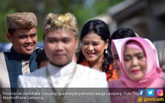 Senyum Manis Kahiyang Ayu Bikin Warga Gagal Fokus - JPNN.com