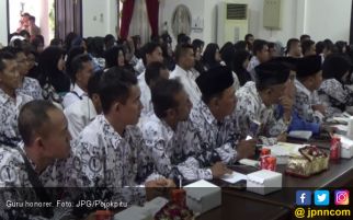 Guru Honorer Masih Ada yang Bergaji Rp 450 Ribu - JPNN.com