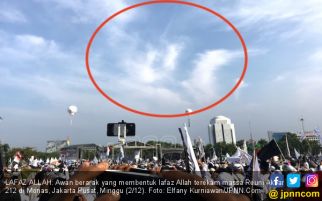 Awan Berbentuk Lafaz Allah Hebohkan Massa Reuni Akbar 212 - JPNN.com