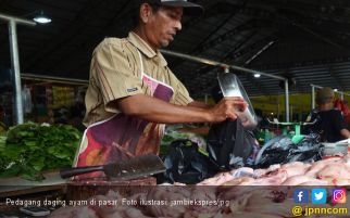 Ramadan Sudah Dekat, Penjual Daging Ayam Semringah - JPNN.com