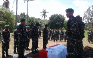 Istri Serka La Ongge Lemas, Anak-anaknya Menangis di Taman Makam Pahlawan - JPNN.com