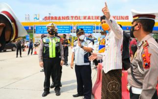 Ikut Cegat Kendaraan yang Melintas dari Luar Kota Menuju Jateng, Ganjar: Mau ke Mana Mas? - JPNN.com